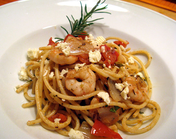 Spaghetti mit Garnelen, gebratenem Chicoree, Tomaten, Feta und Oliven ...