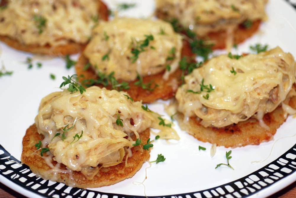 Überbackene Kartoffelpuffer mit sahnigem Senf-Sauerkraut | orange küche