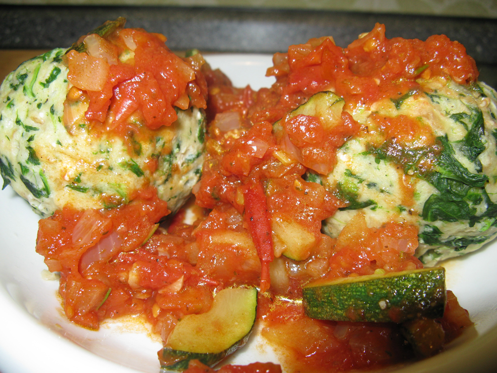 Spinat - Feta - Knödel mit pikanter Tomatensauce | orange küche
