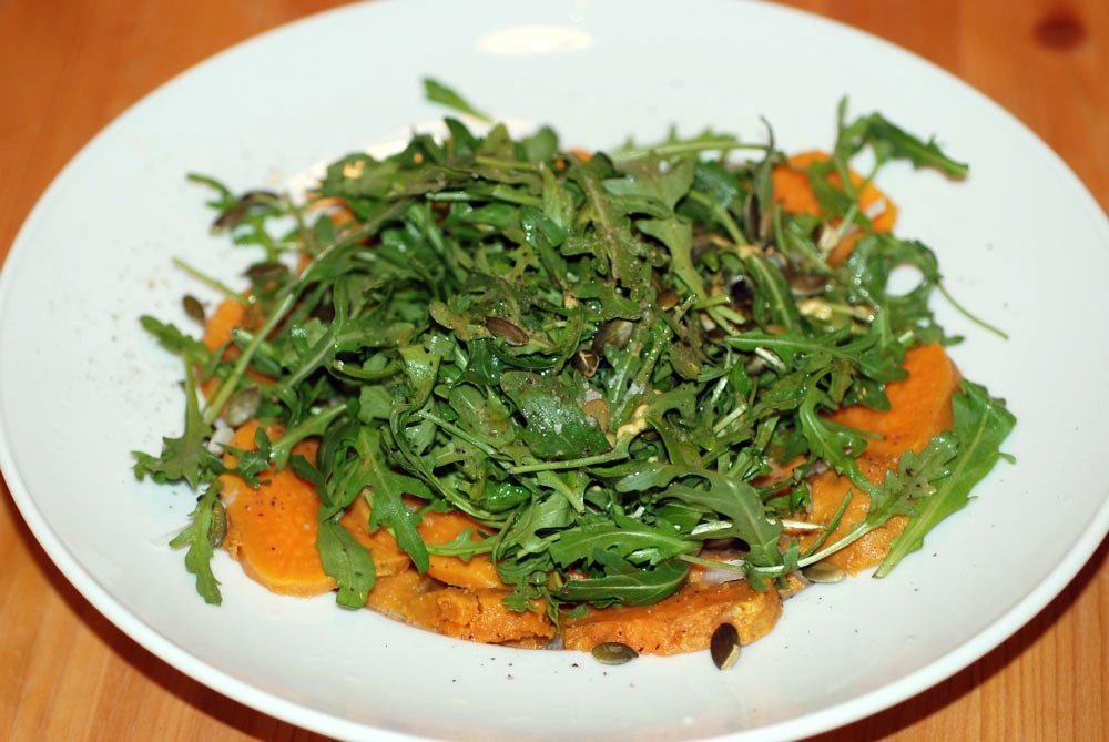 Süßkartoffelsalat mit Rucola und fruchtigem Senfdressing | orange küche